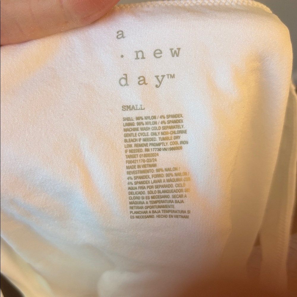 A new day White Scoop Neck Cropped Tank Built in Bra Size Small NWT - Picture 4 of 6